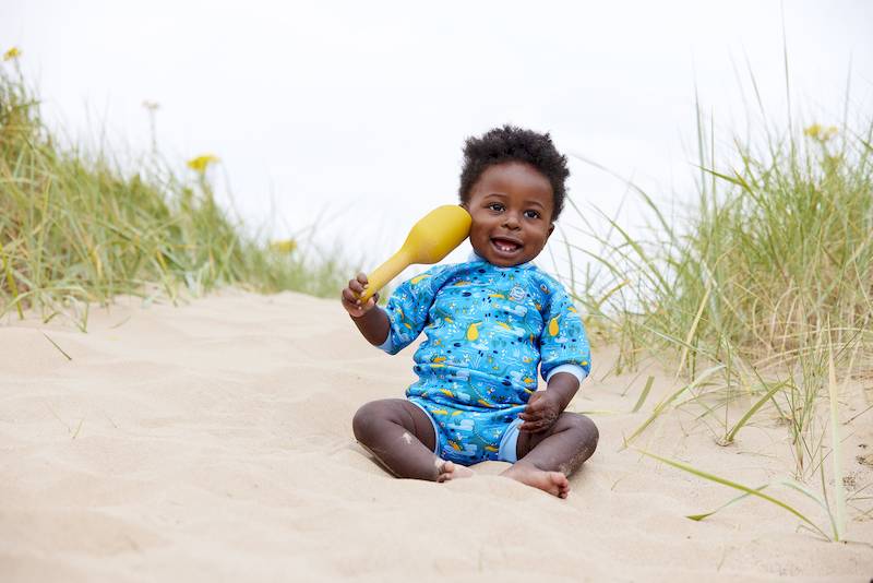 Junge mit Happy Nappy Wetsuit "Crocodile Swamp" aus Neopren mit integrierter Schwimmwindel