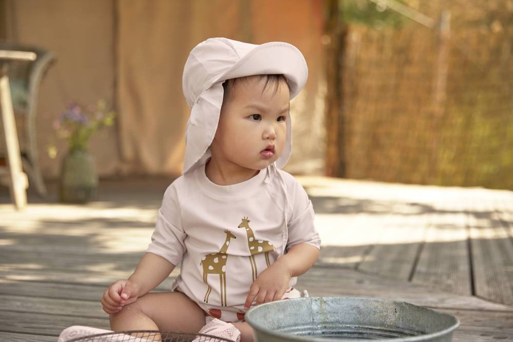 Mädchen mit Flap Hat in hellem Rosé von LÄSSIG