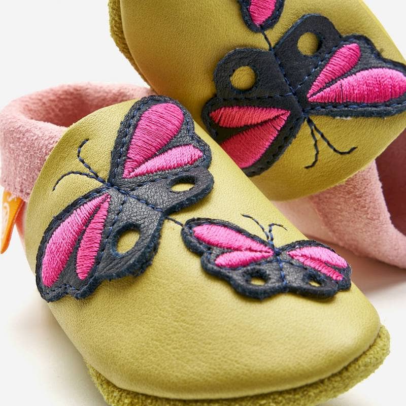 Da stimmt jedes Detail: Krabbelschuhe Schmetterling Zitronella von Orangenkinder