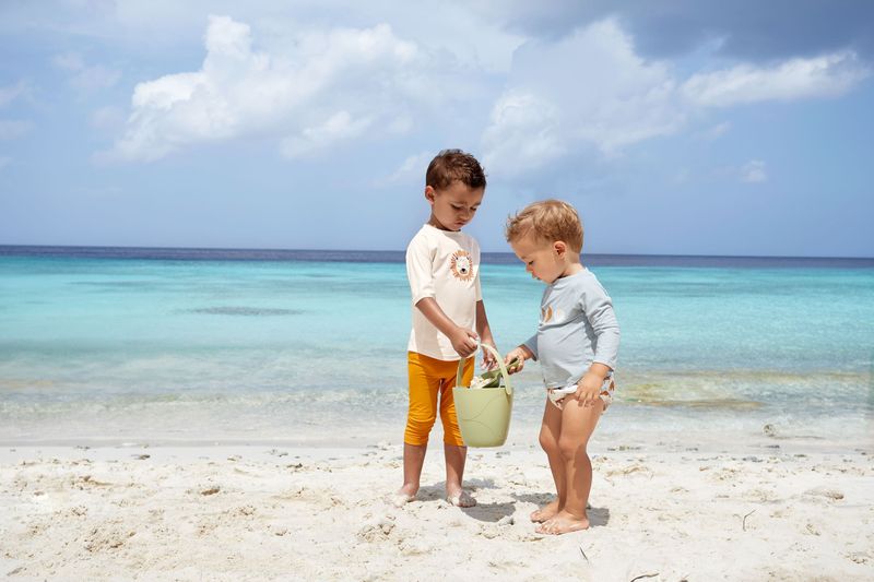 Kinder mit Badehose "Camel Nature" von Lässig am Strand