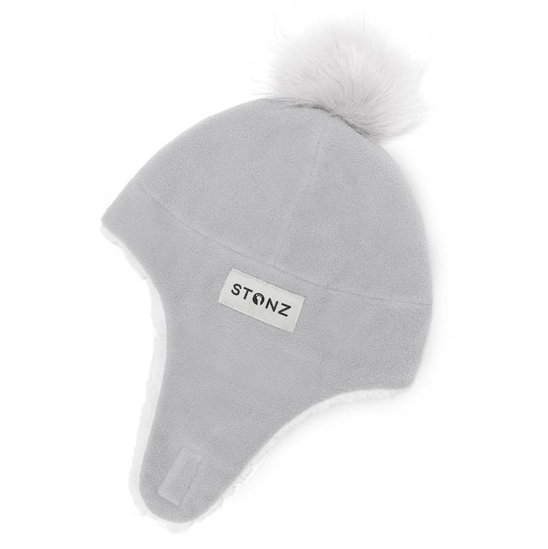 Fleece-Hat-Grey-Seite Stonz Fleece Hat Haze Grey in hellgrau mit süssem Bommel