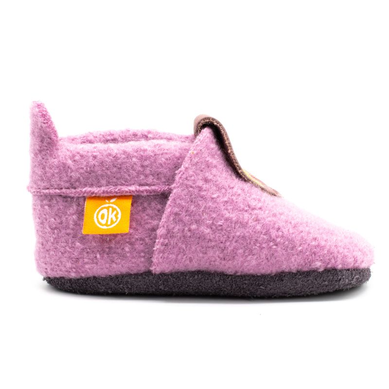 Seitliche Ansicht eines rosa Kinderhausschuhs aus Wolle mit Lederlasche und Regenbogen-Stickerei