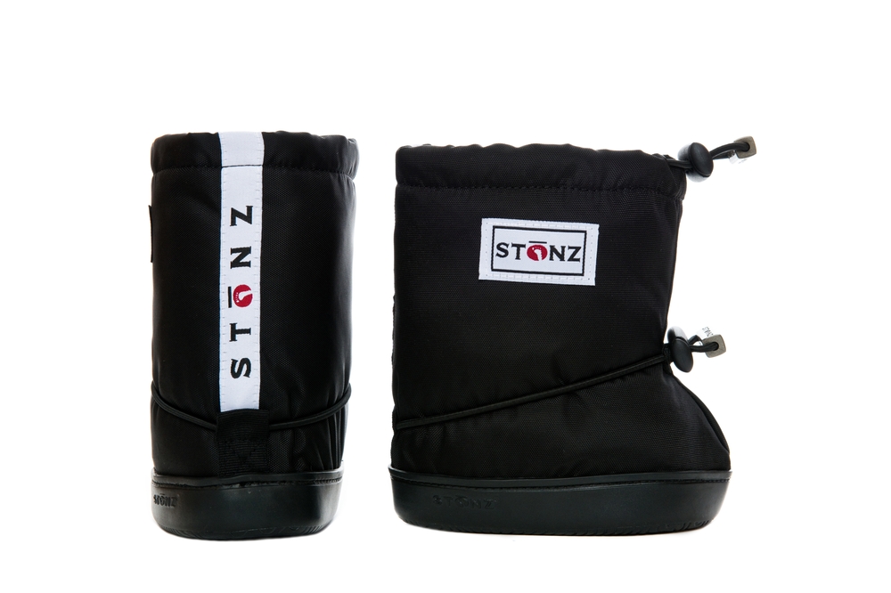 PF_Black_Pair Federleicht und extra rutschfest: die Sohle der Stonz Toddler Booties Black