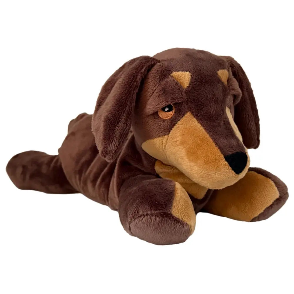 Liegendes Dackel-Kuscheltier in braun und beige zum Erwärmen in der Mikrowelle.