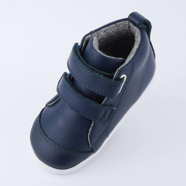 Bobux-Hi-Court-Navy-Draufsicht Bobux Step up Hi Court Lauflernschuh in dunkelblau mit breitem Einstieg