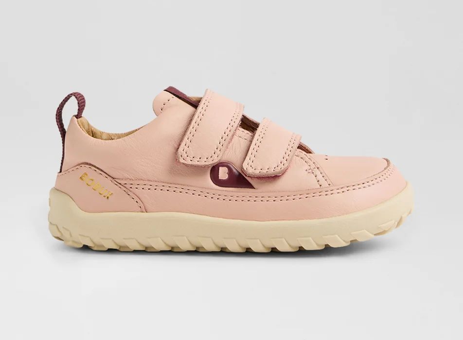 BOBUX Alpha Dawn Cameo Rose Barfuss Turnschuh in schönem Rosa mit purpurroten Akzenten und beiger Sohle von Bobux