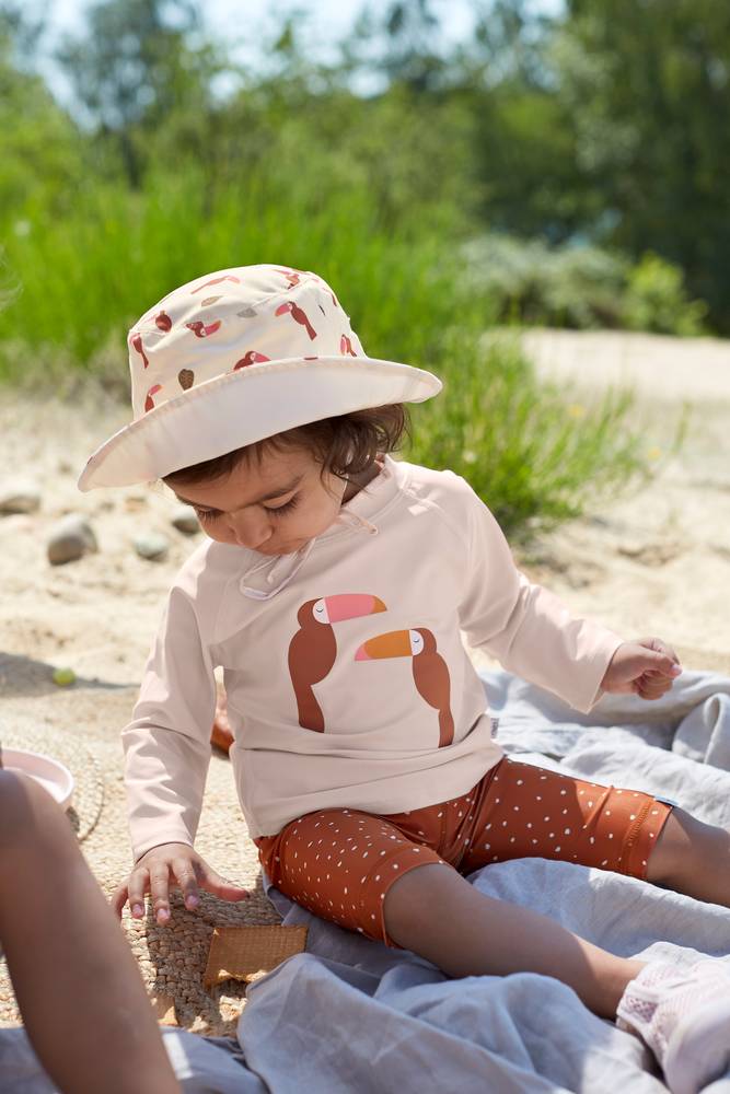 Mädchen mit Bucket Ht Toucan Off White und UV-Shirt Toucan Powder Pink