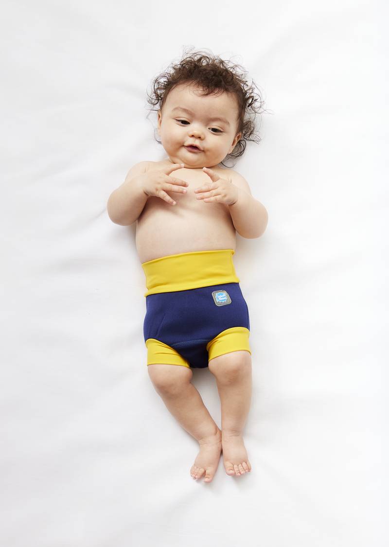 Baby mit aulsaufsicherer Happy Nappy Schwimmwindel Navy + Yellow