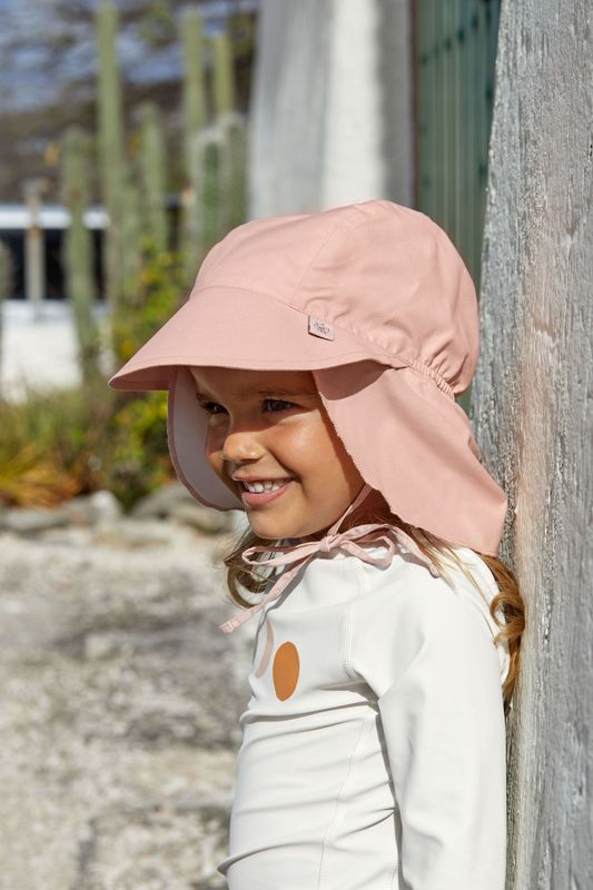 Mädchen mit Flap Hat in hellem Rosé von LÄSSIG