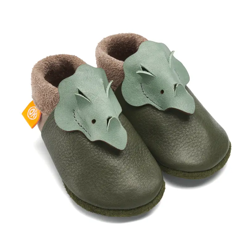Lederfinkli in Oliv und Beige mit Mintfarbenem Triceratops in 3 D Optik von Orangenkinder