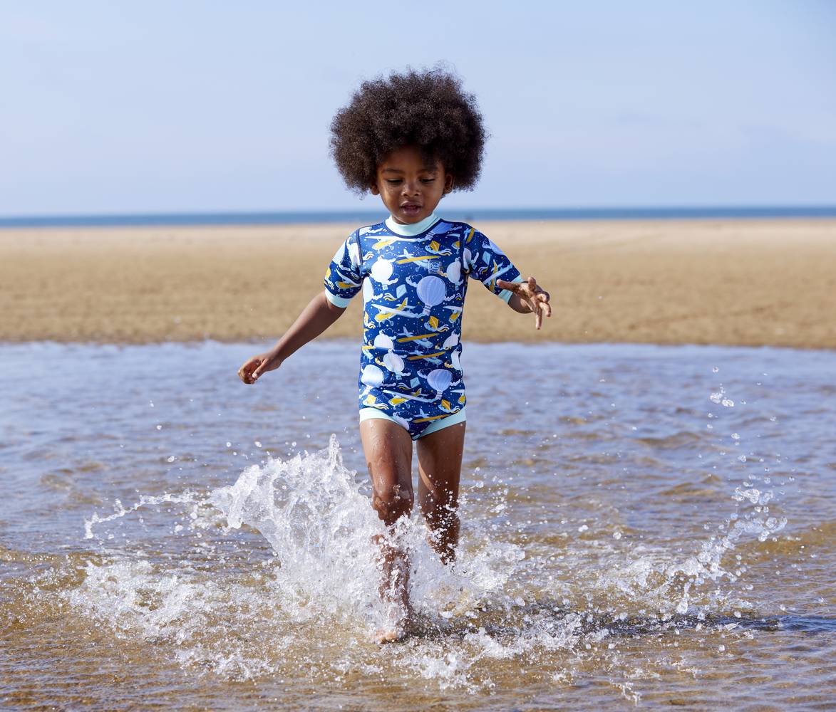 Junge mit Happy Nappy Wetsuit aus Neopren mit integrierter Schwimmwindel