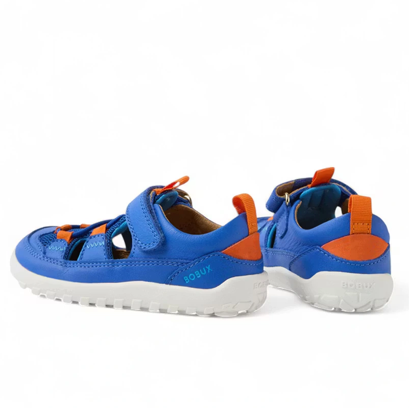 Bobux Sandalen mit Barfusssohle in Royalblau mit orangen Details. Mit weicher, flexibler , griffiger Sohle