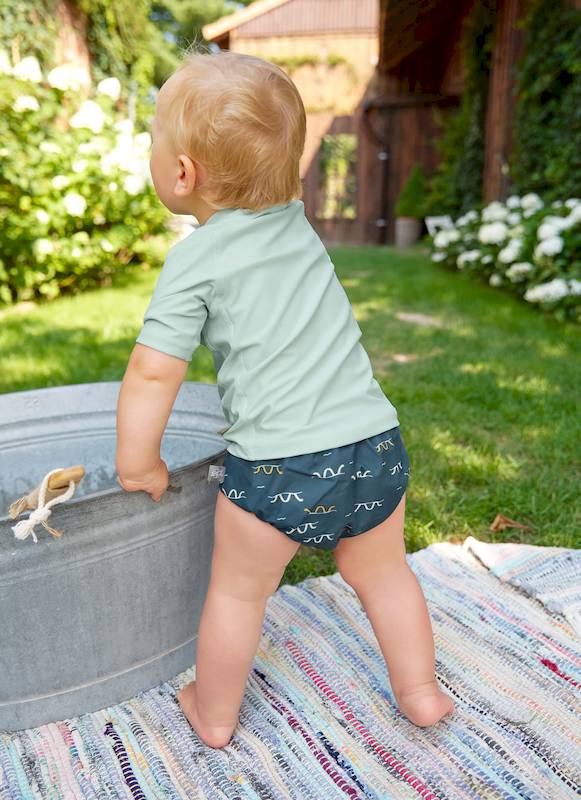 Junge mit Lässig Badehose und Badeshirt "Sea Snake"