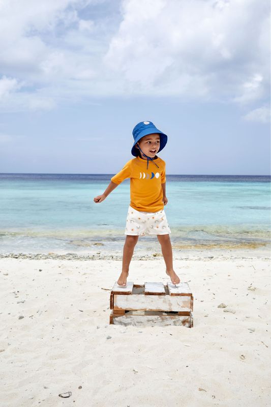 Mädchen mit LÄSSIG Boardie Shorts "Regenbogen Weiss"