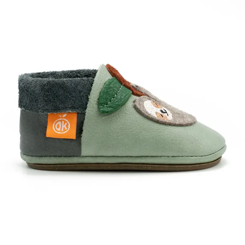 Seitenansicht der Krabbelschuhe "Amigo Pauli das Faultier" von Orangenkinder
