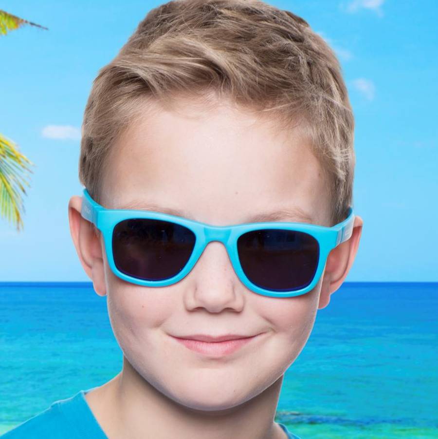 Junge mit KOOLSUN Wave Neon Blue