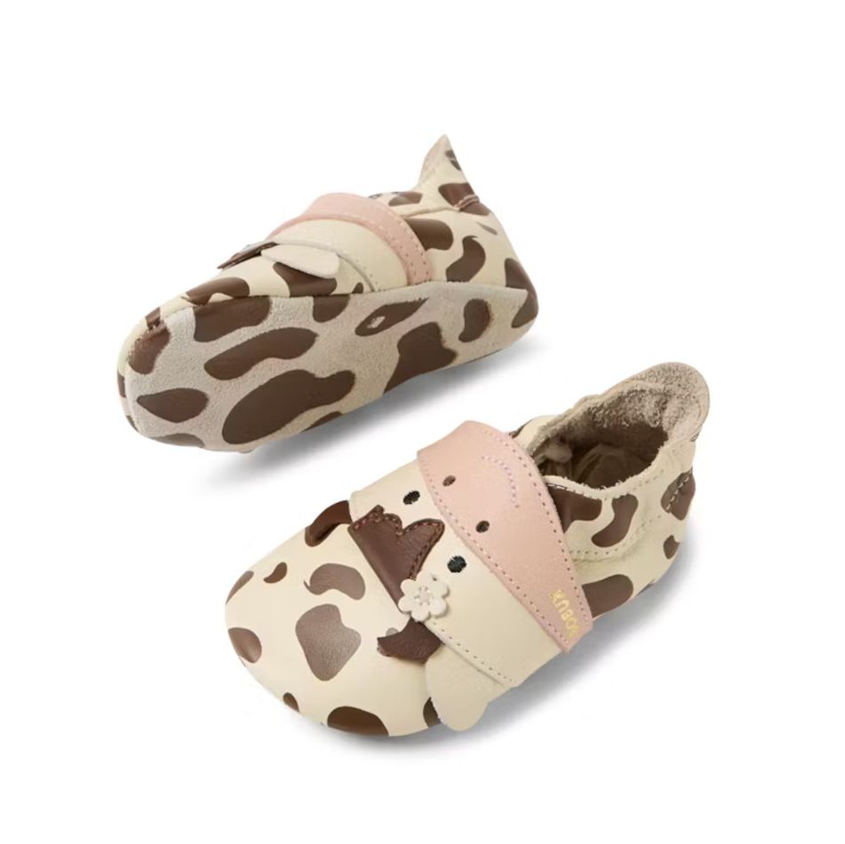 BOBUX Mooley Cow Lederfinkli in Creme, mit braunen Kuhflecken auch auf der Wildledersohle