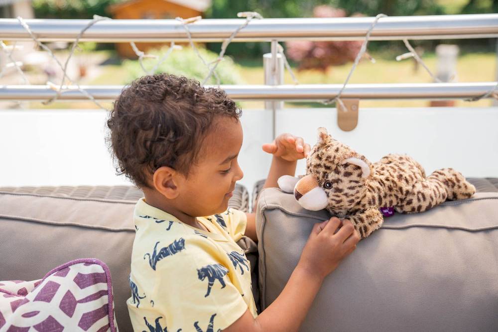 Überall dabei: Wärmekuscheltier Leopard Baby