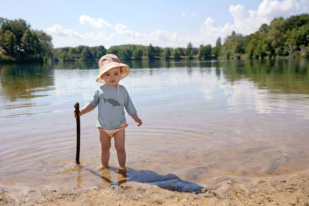 Kind mit LÄSSIG UV-Shirt "Whale Light Blue" in hellem Blau