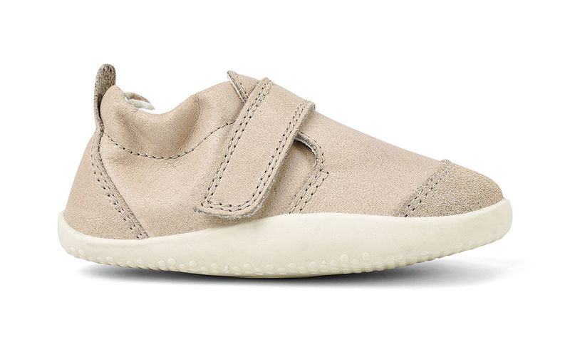 Bobux-Marvel-Taupe-Seite Babyschuh Bobux Marvel Taupe mit breitem Klettverschluss und Knöchelgummi