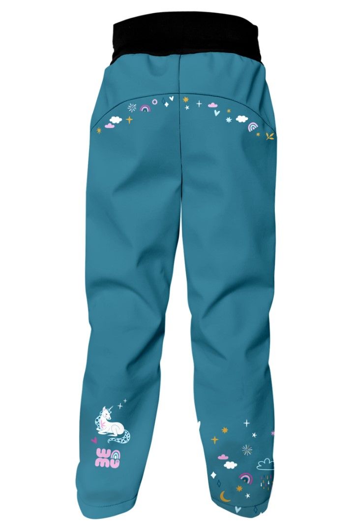 Rückansicht einer türkisfarbenen Kinder-Softshellhose mit bunten Musterdetails und Einhornmotiv auf dem Bein