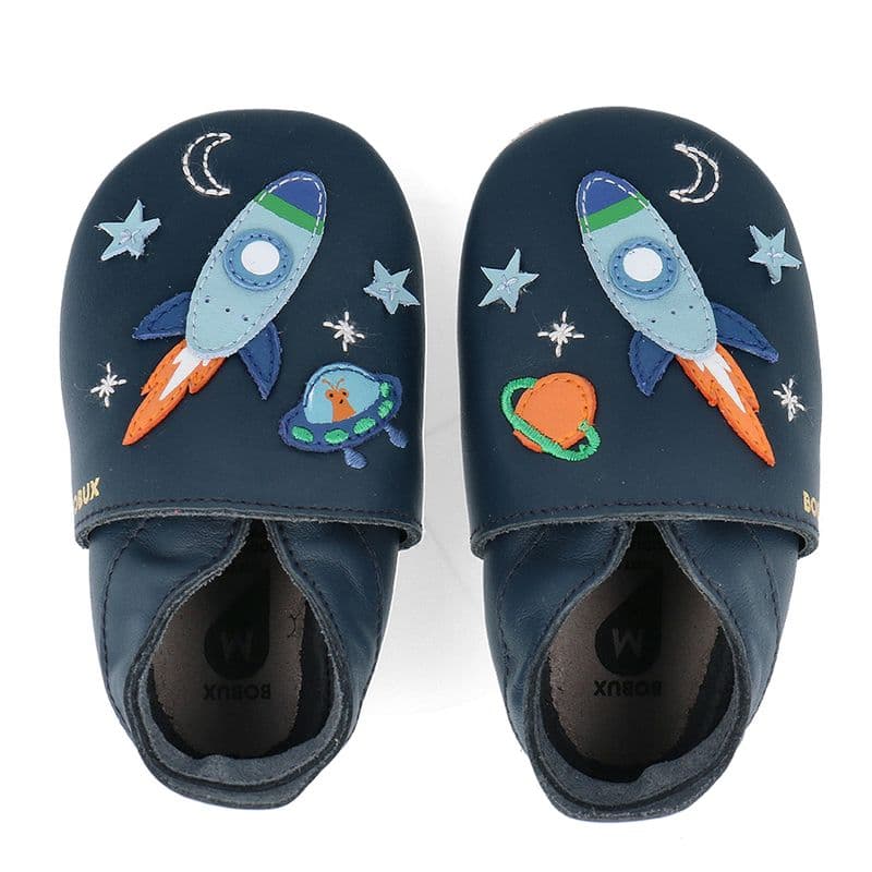Bobux-Cosmic-Rocket-Navy-1 BOBUX Lederfinkli "Cosmic Rocket Navy" in Dunkelblau mit Rakete im Weltraum