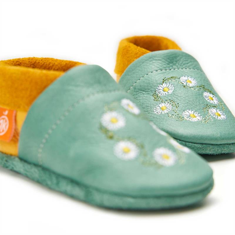 Da stimmt jedes Detail: Krabbelschuhe "Bella Gänseblümchen" von Orangenkinder