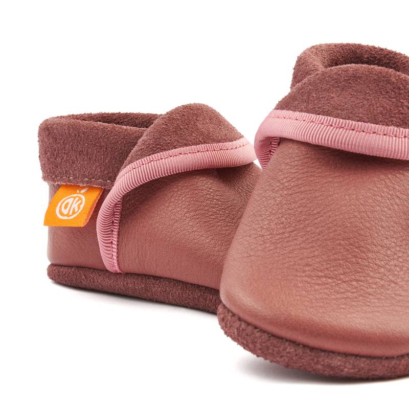 Orangenkinder-Klassik-Lila-Details Für Laufen wie Barfuss: "Klassik Lila" Hausschuhe mit Wildledersohle