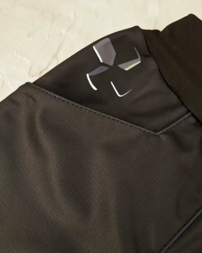 Details auf den Hosentaschen: Controller Tasten und Curser