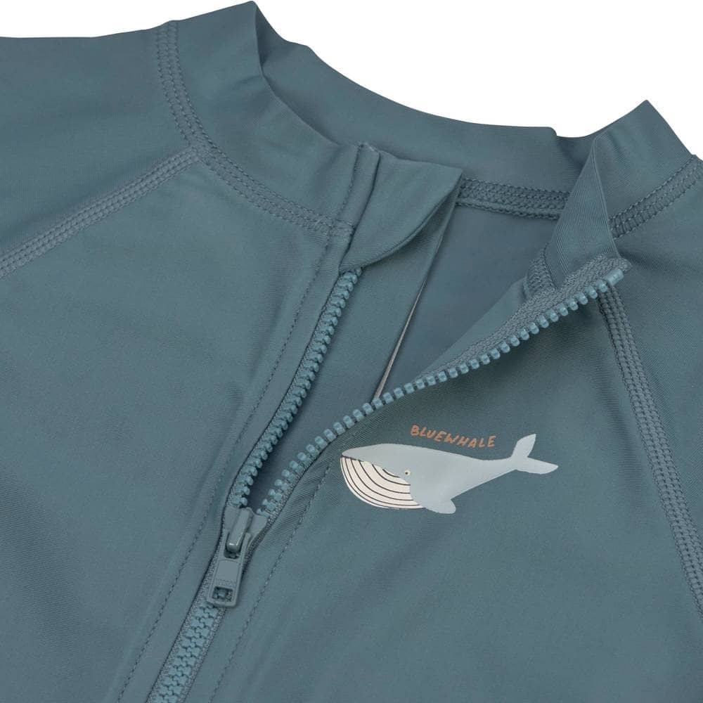 Lassig-Sunsuit-Whale-Blue-Detail LÄSSIG UV Anzug Blau mit Kinnschutz und langem Reissverschluss