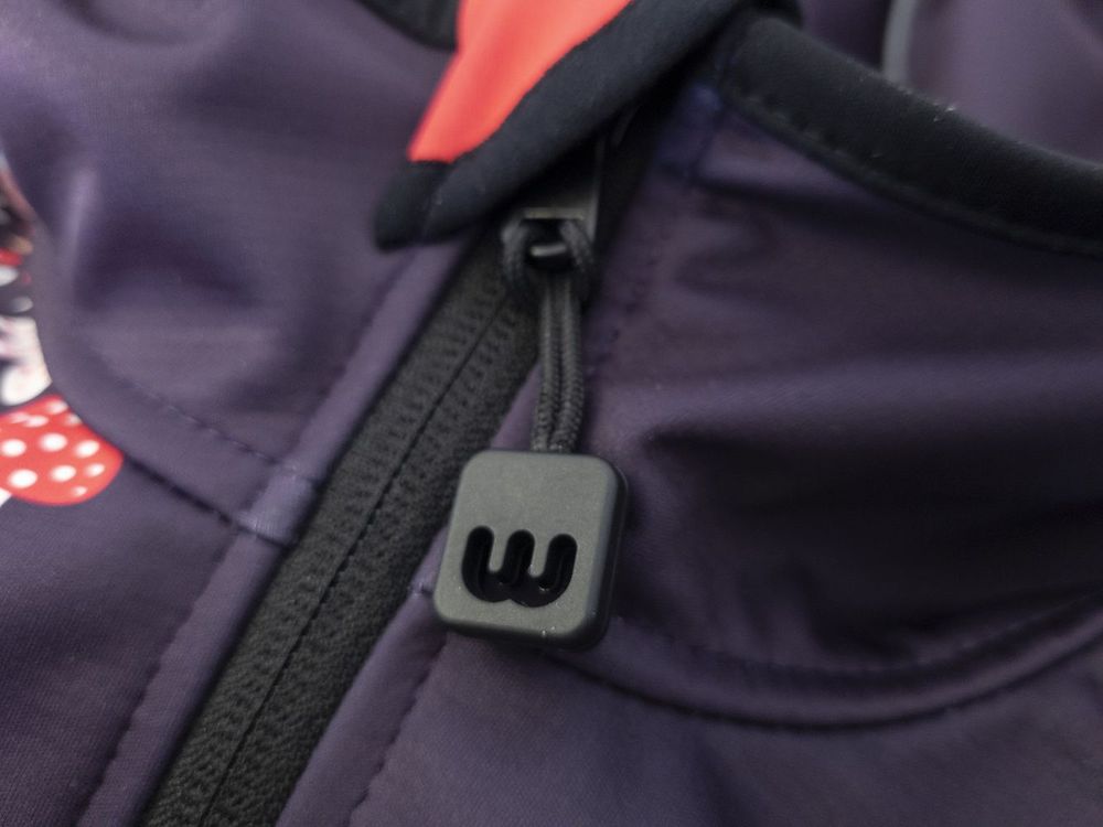 Hochwertiger Reissverschluss mit Kinnschutz der WAMU Softshell Jacke "Owl Purple"