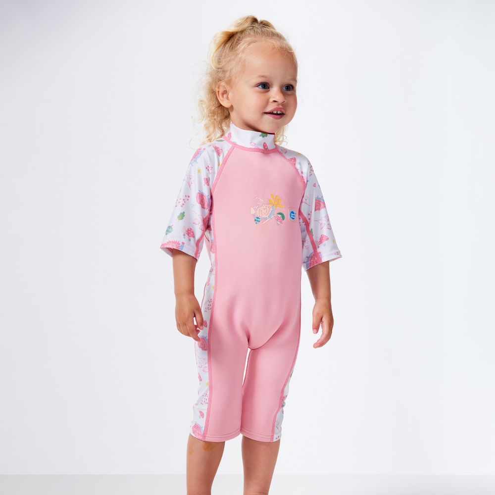 Mädchen mit UV-Wetsuit Forest Walk in rosé und weiss mit halblangen Ärmeln und Beinen