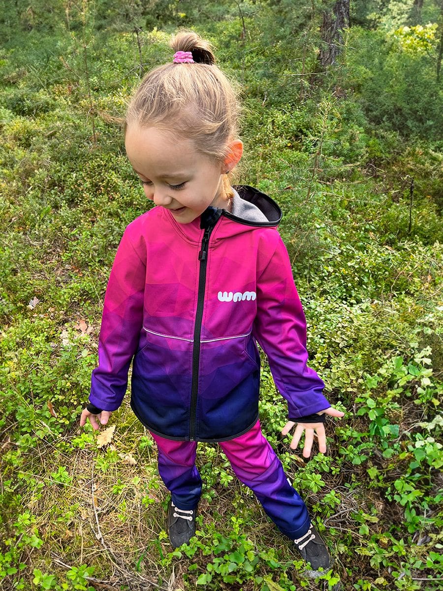 Mädchen mit Softshelljacke und Softshellhose "Mosaic Purple" von WAMU