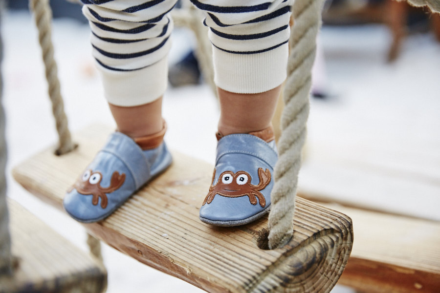 Slimline_Krabbe_ImG Kind mit Anna und Paul Krabbelpuschen Krabbe