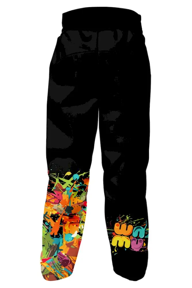 Rückseite der Wamu Outdoorhose Game On in schwarz mit buntem Gamingmotiv auf dem linken Bein und  und Wamu Schriftzug rechts
