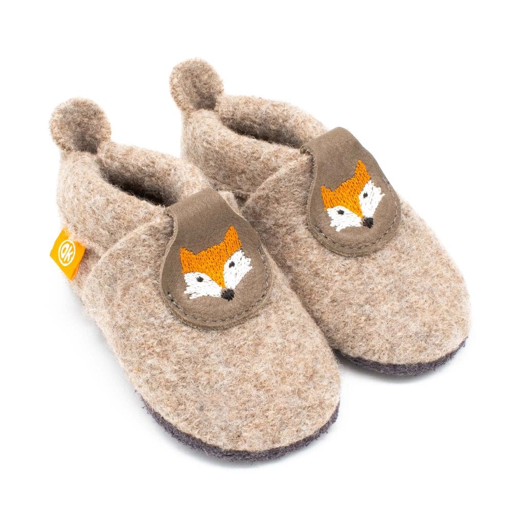 Paar beige Kinderhausschuhe aus Wolle, beide mit Lederlasche und Fuchsgesicht-Stickerei auf der Vorderseite