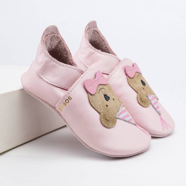 BOBUX Krabbelschuhe Party Bear Blossom mit leichtem Perlmuttschimmer, aufrecht stehend