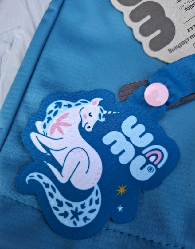 Anhänger mit Einhornmotiv auf einer türkisfarbenen Kinder-Softshellhose