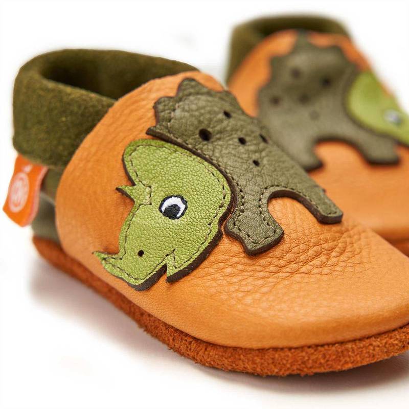 Orangenkinder-Trixie-Dino-Details Da stimmt jedes Detail: Krabbelschuhe Trixie der Triceratops von Orangenkinder