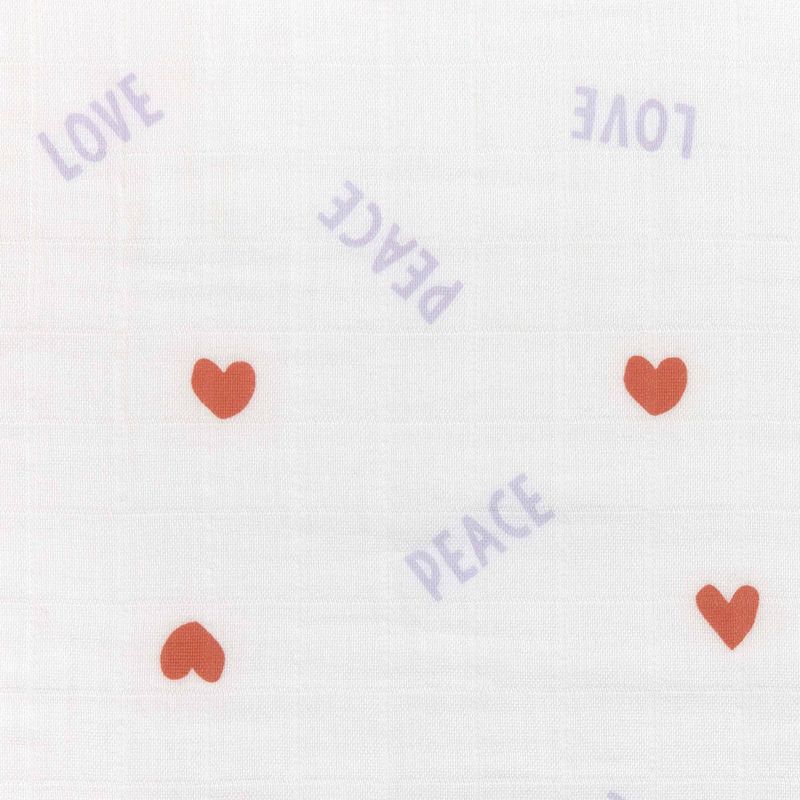 Rückseite der Babydecke Herz in weiss mit roten Herzchen und den Wörtern Love, Peace, Hope