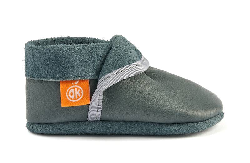 Orangenkinder-Klassik-Blaugrau-Seite Krabbelschuhe "Klassik Blaugrau" mit weicher Wildledersohle von der Seite