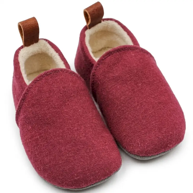 Dunkelrote Barfuss-Finken von Pololo aus Bio-Baumwolle mit cremefarbenem Innenfutter