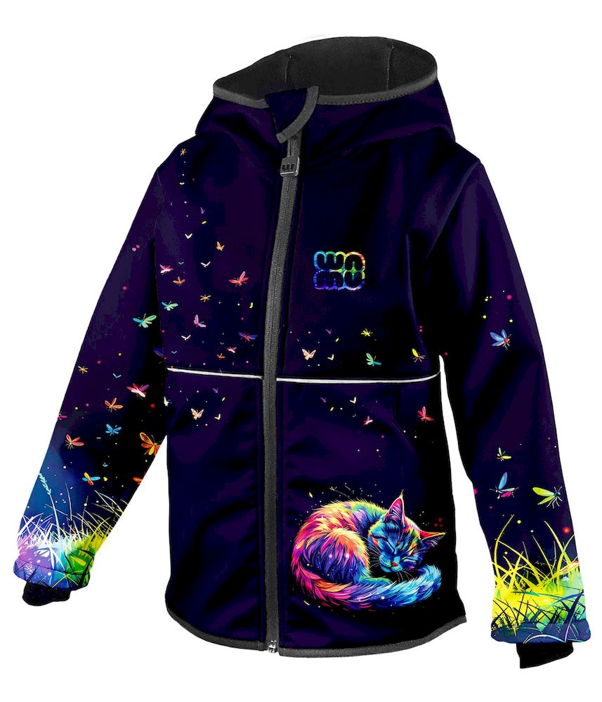 Vorderseite einer Softshelljacke in dunkelblau m mit regenbogenfarbener Katze und kleinen bunten Schmetterlingen.