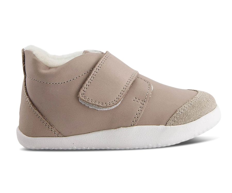 Bobux Rover Arctic Taupe Lauflernschuhe mit breitem Klettverschluss von der Seite