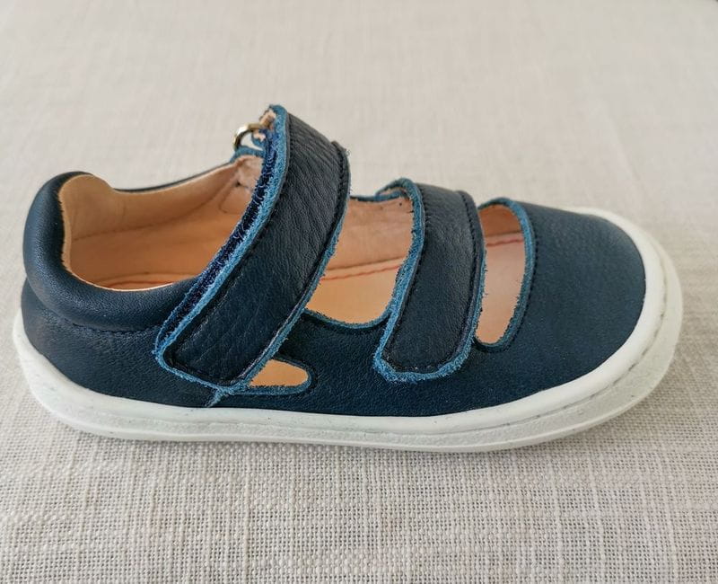 Pololo-Barfuss-Sandale-Mare-Blau-weisse-Sohle-Seite-800 POLOLO Barfuss-Sandalen "Mare" in marineblau mit 2 Klettverschlüssen für bequemes Anziehen