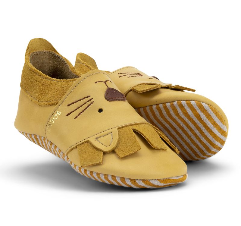 Krabbelschuhe "Bobux Leo Maple" in goldgelb mit gestreifter Sohle