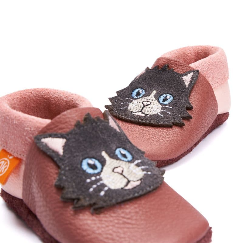 Orangenkinder-Katze-Mia-Detail Für Laufen wie Barfuss: "Katze Mia" Hausschuhe mit Wildledersohle