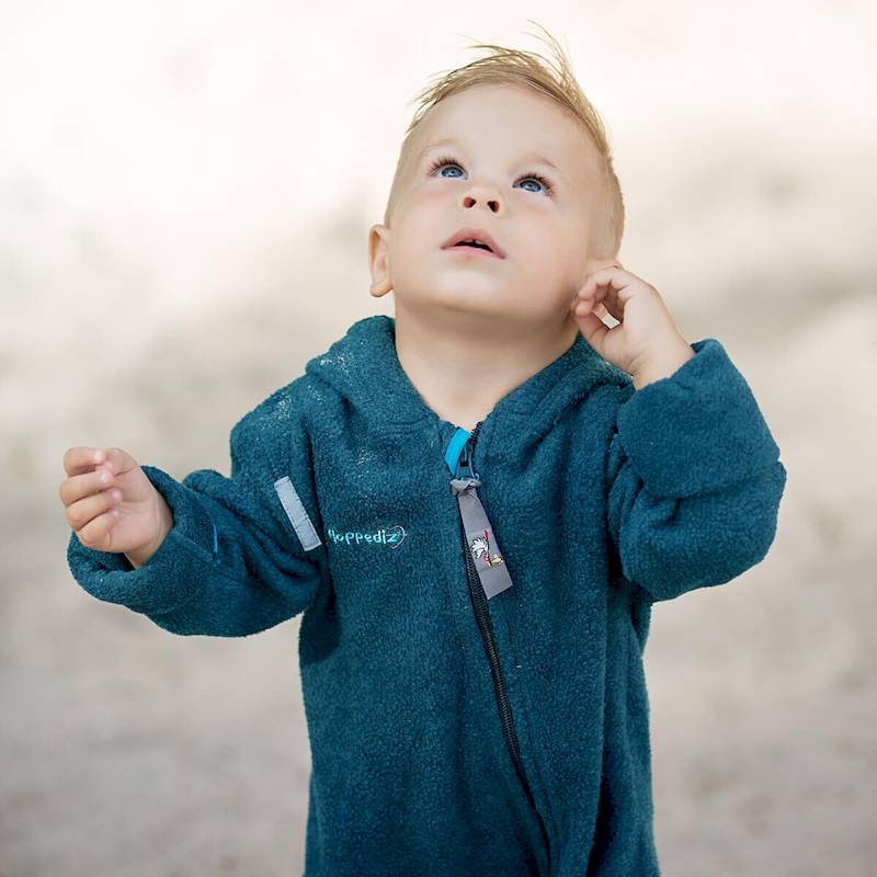 Junge mit warmem Fleece-Overall in Petrol von Hoppediz