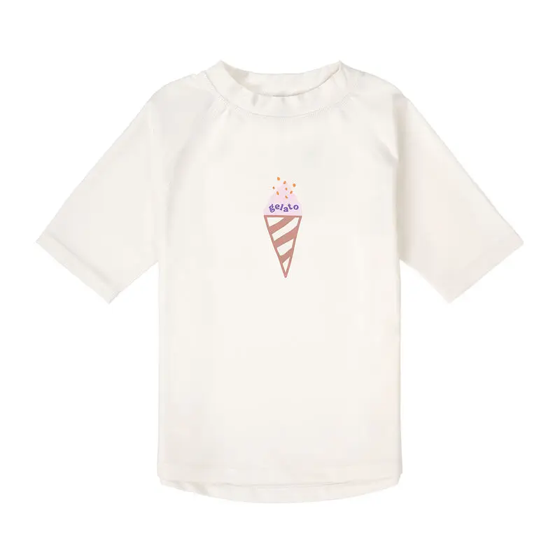 Lässig UV-Badeshirt in cremeweiss mit brauner Eiswaffel und rosa Glace mit Streuseln.