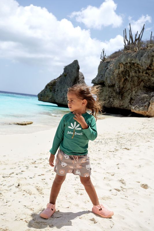 Mädchen am Strand mit LÄSSIG Badeschuhen in Rosa